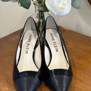 Black timelesss pumps